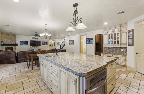 La Verkin House | Hot Tub Game Room. Sleeps 17. You Tube TV. 20 minutes to Zions Natl Park