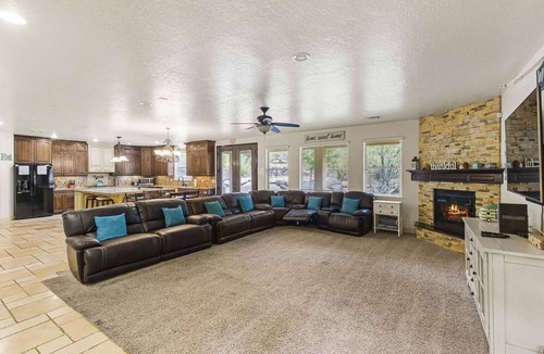La Verkin House | Hot Tub Game Room. Sleeps 17. You Tube TV. 20 minutes to Zions Natl Park