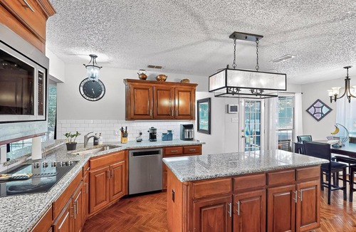 South Arlington House | Hot Tub - Gameroom - Large Yard - Lux 5 BR
