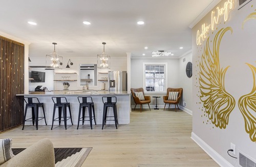 Memphis House | Hot Tub+Gas Fire Pit+Outdoor Oasis+Lights+Murals
