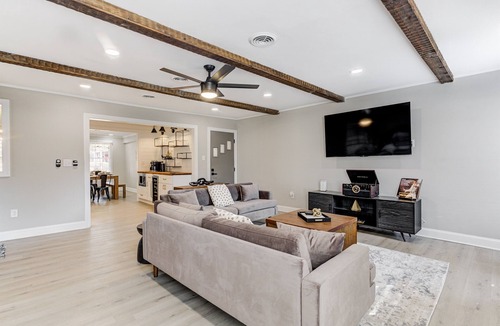 Memphis House | Hot Tub+Gas Fire Pit+Outdoor Oasis+Lights+Murals