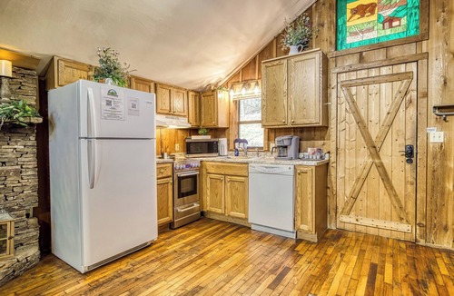 Townsend Cabin | Hot Tub - Gas Fireplace - King Bed - Secluded- Community Pool - Cozy