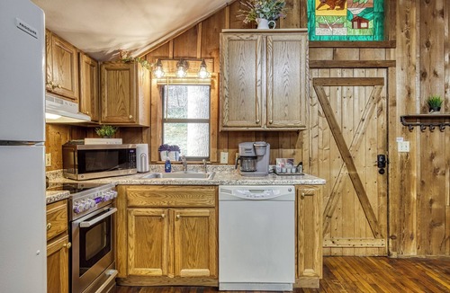 Townsend Cabin | Hot Tub - Gas Fireplace - King Bed - Secluded- Community Pool - Cozy