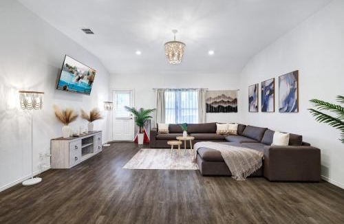 San Antonio House | Hot Tub Getaway Game Room Office Yard BBQ WiFi