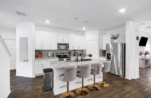 San Antonio House | Hot Tub Getaway Game Room Office Yard BBQ WiFi