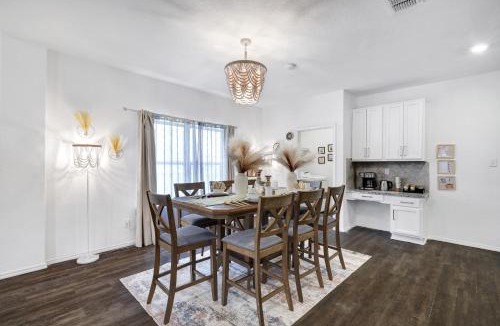 San Antonio House | Hot Tub Getaway Game Room Office Yard BBQ WiFi
