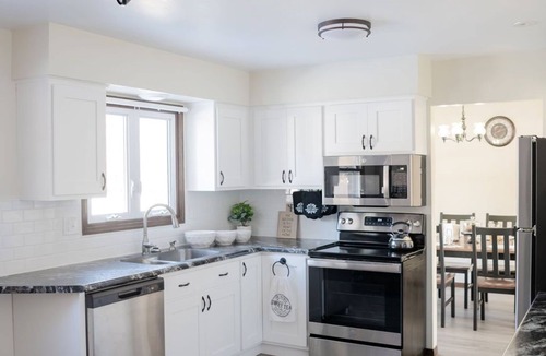 Spring Green House | Hot Tub/Golfing/King Bed @ The Hemlock