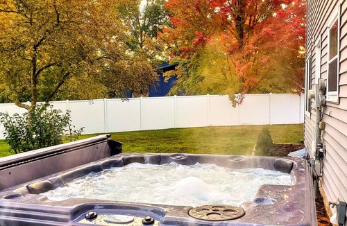 Spring Green House | Hot Tub/Golfing/King Bed @ The Hemlock