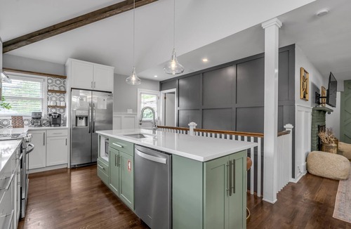 Lexington House | Hot Tub | Great Location | King Beds | Grill & Patio