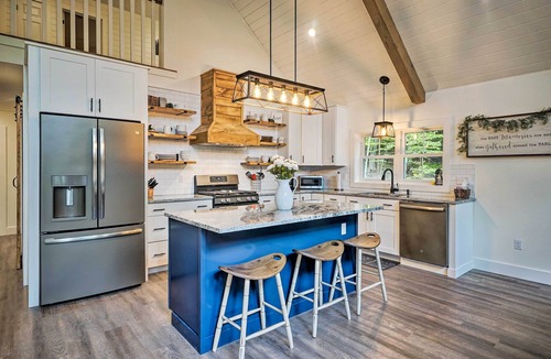 Benezette Cabin | Hot Tub, Grill & Mtn Views! Benezette Cabin