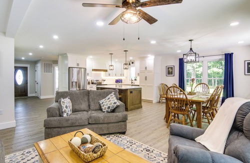 Snow Hill Cottage | Hot Tub Haven 2 Mi to Beach! ‘Christy's Cottage’