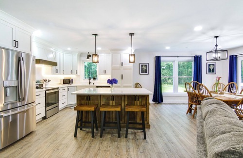 Snow Hill Cottage | Hot Tub Haven 2 Mi to Beach! ‘Christy's Cottage’