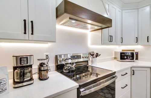 Snow Hill Cottage | Hot Tub Haven 2 Mi to Beach! ‘Christy's Cottage’