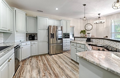 Azle House | Hot Tub, Heated Pool, 19 beds, Pickleball, 2 Game Rooms, Arcades