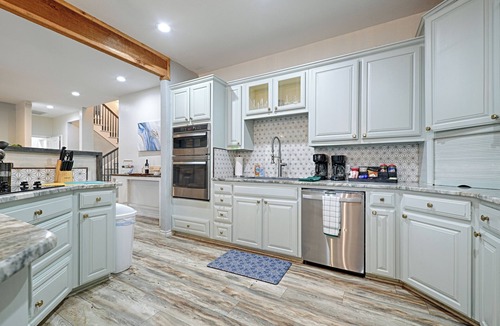 Azle House | Hot Tub, Heated Pool, 19 beds, Pickleball, 2 Game Rooms, Arcades