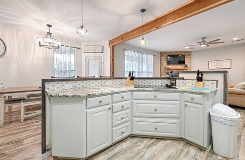 Azle House | Hot Tub, Heated Pool, 19 beds, Pickleball, 2 Game Rooms, Arcades
