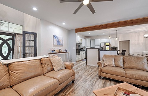Azle House | Hot Tub, Heated Pool, 19 beds, Pickleball, 2 Game Rooms, Arcades