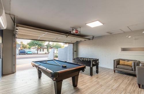 Village Grove House | Hot Tub, Heated Pool, Mini Golf, BBQ, Old Town, Game Room, EV Plug