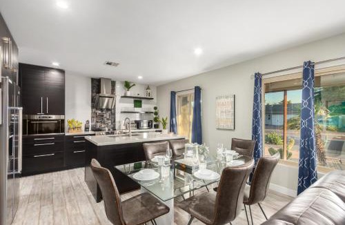 Village Grove House | Hot Tub, Heated Pool, Mini Golf, BBQ, Old Town, Game Room, EV Plug