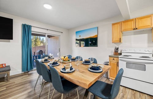 Custer Villa | Hot Tub Hideout | Private + Downtown Access