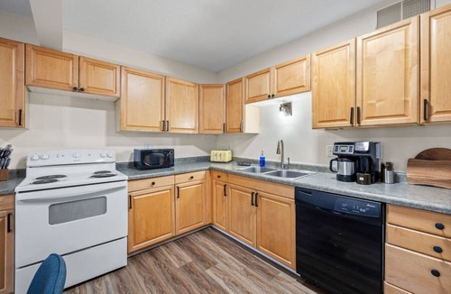 Custer Villa | Hot Tub Hideout | Private + Downtown Access