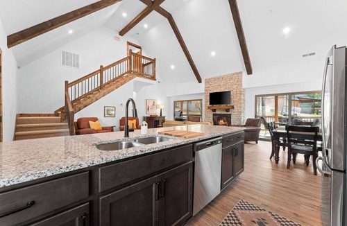 Branson House | Hot Tub + Huge Resort Pool + Ozark Views | 3BR Cabin