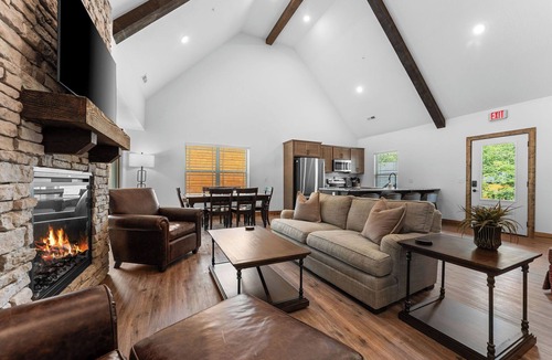 Branson House | Hot Tub + Huge Resort Pool + Ozark Views | 3BR Cabin