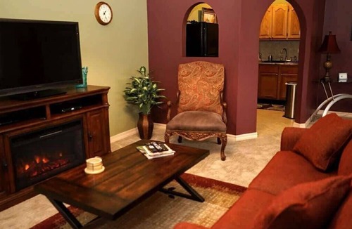 Holiday Island Cabin | Hot Tub, Indoor Jetted Tub, Lake View, & Kitchen