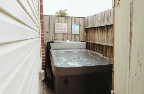 Holiday Island Cabin | Hot Tub, Indoor Jetted Tub, Lake View, & Kitchen