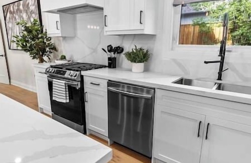 Alcona House | Hot Tub, Innisfil Beach Park - The Nest Lakehouse
