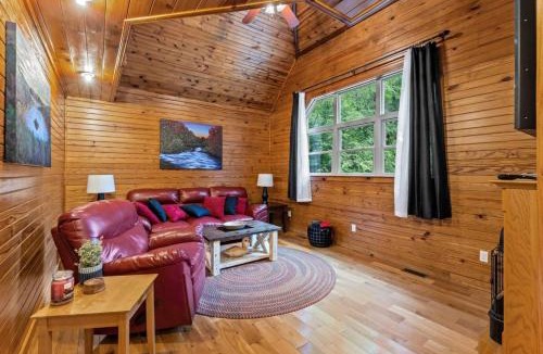 Stanton House | Hot Tub - Intimate Cabin - Snuggle Inn