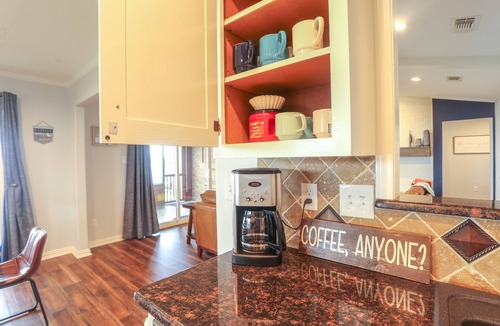 Emory House | Hot Tub, Kayaks, Underwater Fishing Light! Luxurious Pitch-n-Skip Hideaway!