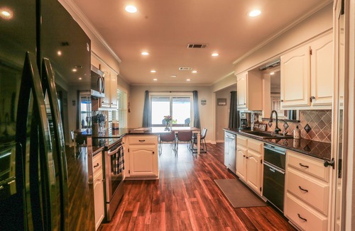Emory House | Hot Tub, Kayaks, Underwater Fishing Light! Luxurious Pitch-n-Skip Hideaway!
