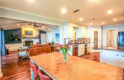 Emory House | Hot Tub, Kayaks, Underwater Fishing Light! Luxurious Pitch-n-Skip Hideaway!