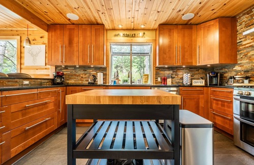 Cascade-Chipita Park Cabin | Hot Tub, King Beds, Bunkroom, Deck & Dog Friendly -Modern Mountain Getaway Cabin