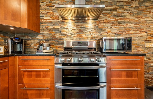 Cascade-Chipita Park Cabin | Hot Tub, King Beds, Bunkroom, Deck & Dog Friendly -Modern Mountain Getaway Cabin