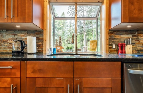 Cascade-Chipita Park Cabin | Hot Tub, King Beds, Bunkroom, Deck & Dog Friendly -Modern Mountain Getaway Cabin