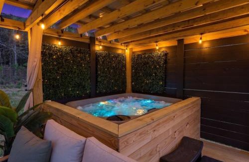 Wingina House | Hot Tub - King Suites - Outdoor Fireplace & Lounge