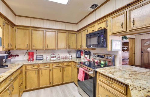 Hemphill House | Hot Tub, Lake Access! Angler’s Escape in Hemphill
