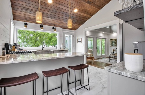 Wilson House | HOT TUB, Lake Front, King Bed