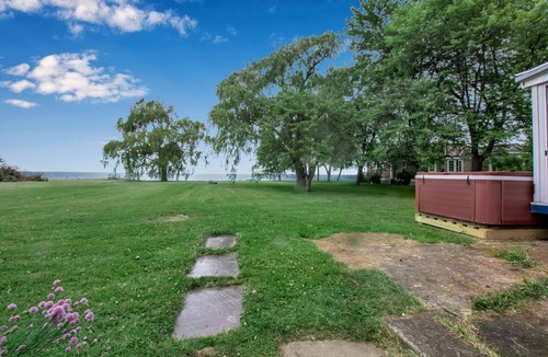 Wilson House | HOT TUB, Lake Front, King Bed