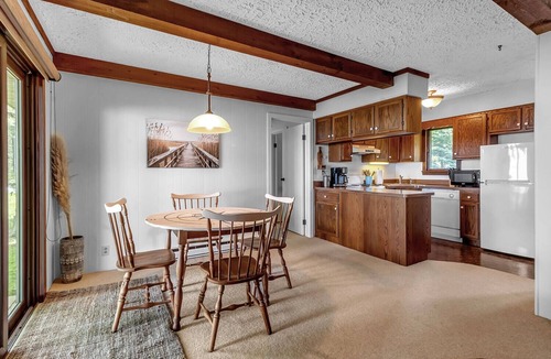 Olcott Cottage | *HOT TUB * Lake Front | Near Olcott Beach | King Bed
