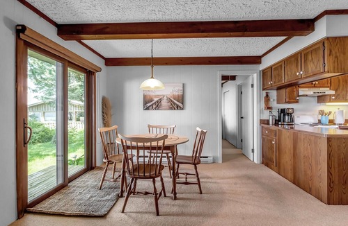 Olcott Cottage | *HOT TUB * Lake Front | Near Olcott Beach | King Bed