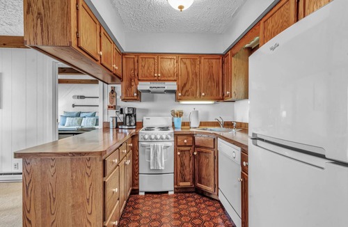 Olcott Cottage | *HOT TUB * Lake Front | Near Olcott Beach | King Bed