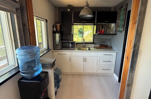 Utterson Cottage | Hot Tub. Lake Toys. Pool Table, Ping Pong Table & all Amenities Inc.
