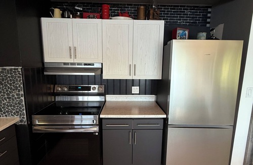 Utterson Cottage | Hot Tub. Lake Toys. Pool Table, Ping Pong Table & all Amenities Inc.
