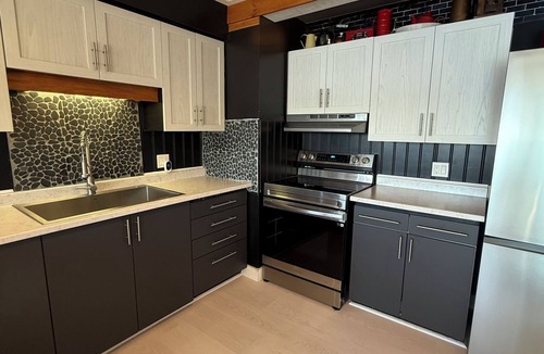 Utterson Cottage | Hot Tub. Lake Toys. Pool Table, Ping Pong Table & all Amenities Inc.