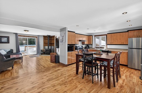 Labelle Ski Chalet | Hot Tub Lakeside Cottage – 30 Min from Mont Tremblant