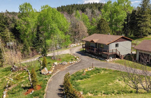 Labelle Ski Chalet | Hot Tub Lakeside Cottage – 30 Min from Mont Tremblant