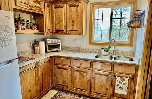 Eureka Springs Cottage | HOT TUB! Large deck, BBQ grill, fire pit & Arkansas Sunsets!